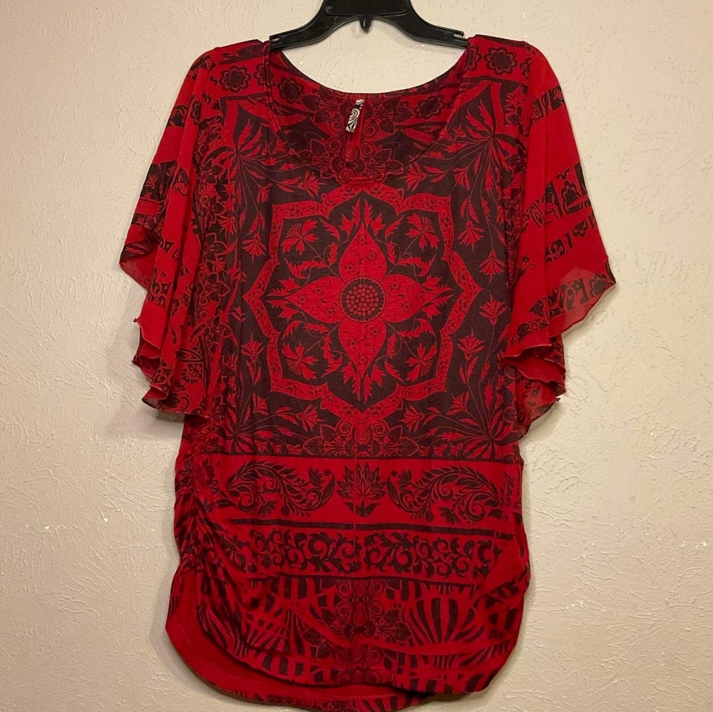 2XL Cute red and black print top with flowy sleeves and side rouching.
